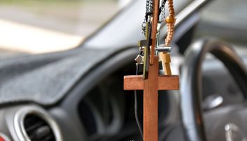 Este sfinţirea mașinilor cu agheasmă un obicei creştinesc? Ce spune ÎPS Teodosie