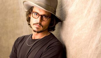 Johnny Depp a dezvaluit motivul pentru care nu apare niciodata fara ochelari: 