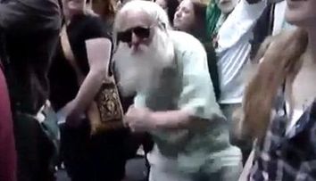 Un batranel simpatic care da lectii de dans! Vezi AICI!