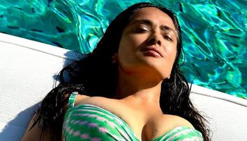 Cele mai așteptate imagini ale verii: Salma Hayek în costum de baie! 