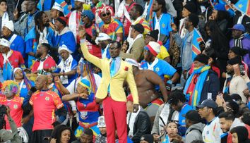 Lumumba, suporterul-statuie, a ajuns la Cupa Mondială! Fanul Congo a scăpat de carantină, cauzată de epidemia de Ebola