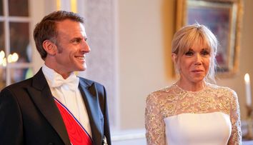 Brigitte Macron, ravisantă în rochie de mireasă la un dineu de gală cu Familia Regală. Cum a arătat ținuta extravagantă