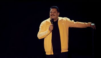 Stand-up comedy cu Mihai Bobonete la început de an. Cu cine urcă pe scenă comediantul