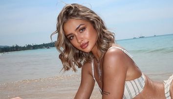 „Ești o păpușă Barbie”. Iuliana Beregoi a realizat un pictorial senzual în costum de baie. Ce destinație de vacanță a ales cântăreața