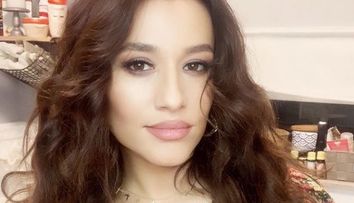 Claudia Pătrășcanu și-a impresionat fanii cu un nou look. ”Cu acest make-up semeni cu Jennifer Lopez”