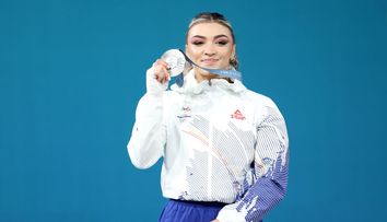 Adoră muzica și visează să apară în videoclipul lui Puya. Cine este Mihaela Cambei, tânăra de 21 de ani care a devenit vicecampioană olimpică la haltere
