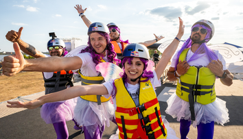 Red Bull Flugtag 2023 | 38 de piloți trăsniți au sfidat gravitația cu mașinăriile lor zburătoare. Pegasus 27 a câștigat competiția