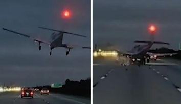 Momentul când un avion aterizează de urgență pe autostradă și lovește cu putere o mașină aflată în mers! Imaginile, surprinse pe o cameră de bord