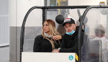 Katie Price s-a accidentat în vacanță. Cum a fost surprinsă pe aeroport, la revenirea în Marea Britanie