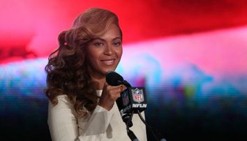 Beyonce a electrizat publicul la Super Bowl 2013. Prestatia de 270.000 de mesaje pe minut, alaturi de membrele Destiny's Child: VIDEO