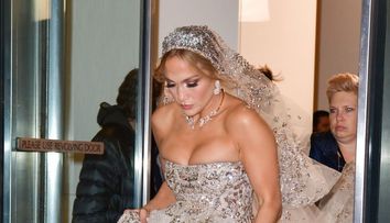 Jennifer Lopez, nuntă fastuoasă cu Ben Affleck. Vedeta a purtat o rochie cu o trenă impresionantă, creată de Ralph Lauren