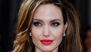 Angelina Jolie, topless intr-o fotografie de cel putin 30.000 de dolari