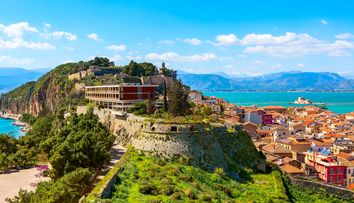 Nafplio, orașul de poveste din Grecia aflat la aproximativ 1.200 km de România. Are plaje superbe și cetăți spectaculoase