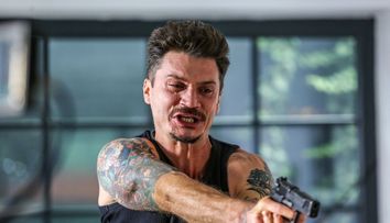 Leo are din ce în ce mai des viziuni cu Adrian, care îl întreabă: De ce m-ai omorât, de ce?!”