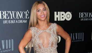 Beyonce, aparitie sexy la un eveniment monden. Motivul pentru care nimeni nu si-a putut lua ochii de la rochia ei: FOTO