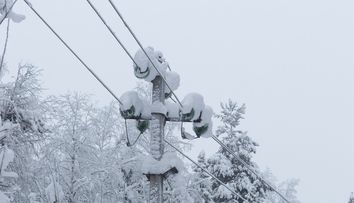 Sute de localități din 10 județe au rămas fără curent electric în urma viscolului. Lista zonelor fără curent electric