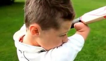 NU ARE brate dar joaca crichet la doar 11 ani! VIDEO