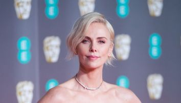 Imagine rară cu fiicele lui Charlize Theron. Actrița a postat o fotografie în care fetele apar alături de mama ei