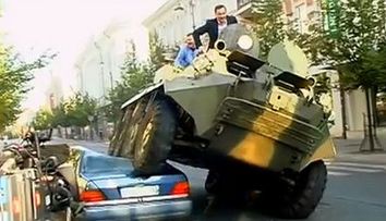 Primarul care rezolva problema parcarii ilegale cu TANCUL. Vezi cum face praf un Mercedes. VIDEO