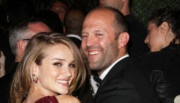 Cu o asa iubita, Jason Statham are un motiv pentru a zambi zilnic. Cum arata vedeta intr-o pereche de pantaloni de piele
