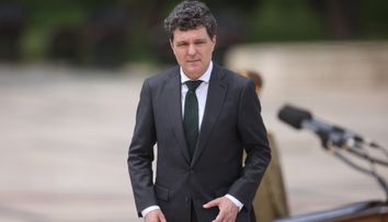 Nicușor Dan, surprins în avion! Unde a zburat azi-noapte cu o cursă low cost. Președintele României și-a luat și fetița cu el: „Este normalitate. Este bun simț”
