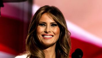 Imaginea cu Melania Trump care face senzație pe net. Cum a ieșit la … sapă Prima Doamnă a Americii