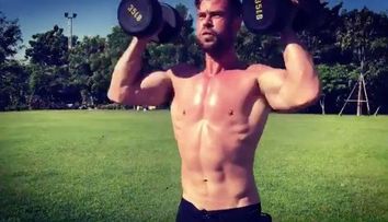 Chris Hemsworth, antrenament atât de intens încât ”i-a luat foc tricoul”