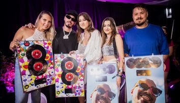 J Balvin a primit Discul de Platină pentru vânzările albumelor „Jose” și „Colores” în România