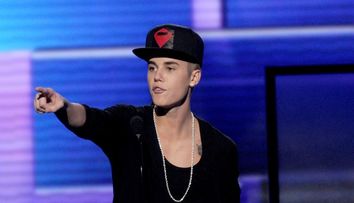 Justin Bieber, amenintat cu inchisoarea. Ce a facut cantaretul incat sa il scoata din minti pe unul dintre vecinii sai