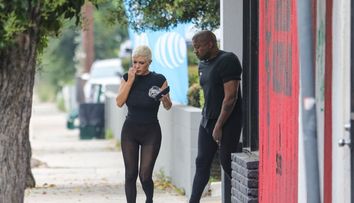Kanye West și soția sa continuă seria aparițiilor bizare! Bianca Censori, desculță pe stradă și cu dresurile rupte