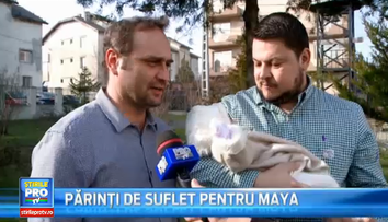 Adrian Vancica si Mihai Bobonete, nasi de botez pentru prima oara. Au crestinat-o pe fetita care s-a nascut cu pretul vietii mamei