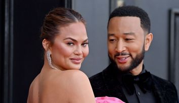 Chrissy Teigen a pozat nud în fața oglinzii. Detaliul de pe corpul modelului care a atras atenția