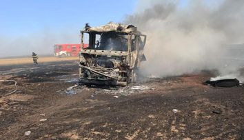 O maşină de pompieri a ars ca o torță în timp ce se deplasa spre lichidarea unui incendiu