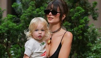 Bărbații nu se pot abține să se uite chiar și când e cu copilul în brațe! Emily Ratajkowski, apariție de senzație