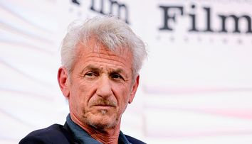 Cum a fost surprins Sean Penn pe peronul unei gări după ce a lipsit de la Premiile Oscar