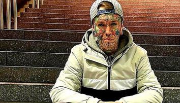 A cheltuit 15.000 de euro pentru un look înfricoșător. Tânărul și-a tatuat fața și și-a despicat limba