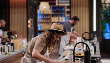 MasterChef, 6 octombrie. „Incredibil!”. Chefii, uimiți de creativitatea concurenților! La ce improvizații au apelat pentru a înlocui ustensilele de care aveau nevoie
