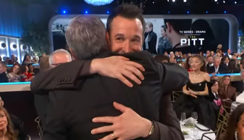 Reuniune emoționantă! Acum 30 de ani, făceau furori la PRO TV, într-un serial de top. Acum, s-au pupat și îmbrățișat la Globurile de Aur 2026