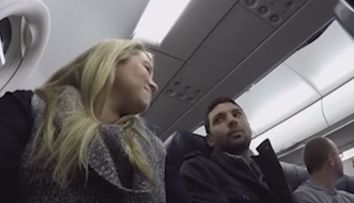 Calatoria cu avionul s-a dovedit o adevarata provocare pentru sotii din imagine. Ce i-a anuntat pilotul