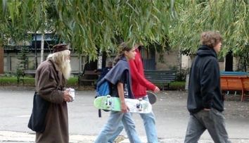 Pare un cersetor ca oricare altul, dar povestea lui e incredibila. Motivul pentru care un batran e considerat 