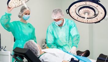 Câți bani iau în mână, de fapt, medicii și asistenții din România. Salariile nete care pot depăși 20.000 de lei