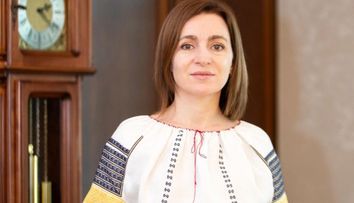 Din ce familie provine Maia Sandu. „Mama vine la Președinție, de două-trei ori pe săptămână, și îmi aduce mâncare, o lasă jos la polițist și se duce acasă”