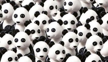 In aceasta multime de ursi panda se ascunde un intrus. Tu vezi unde este cainele din Lego?