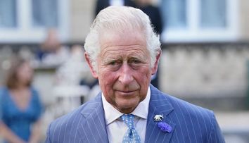 Reacția surprinzătoare a Regelui Charles când un spectator a strigat „Prințesa Diana”. Tensiunea se simte și după decenii