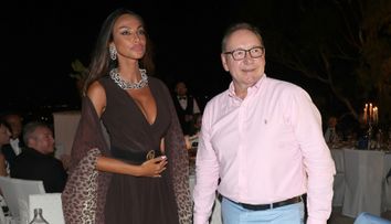 În prag de faliment și expulzat de la Hollywood, Kevin Spacey a fost fotografiat recent la o gală din Italia! Cum a reacționat actorul când a cunoscut-o pe Mădălina Ghenea la eveniment