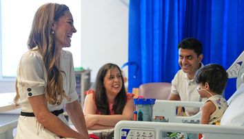 „Ești regina?”. Kate Middleton, surprinsă de întrebarea unui băiețel în timpul vizitei la un spital de copii. Cum a reacționat Prințesa de Wales