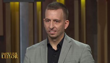 Dan Lazar pus în dificultate de către lei: 