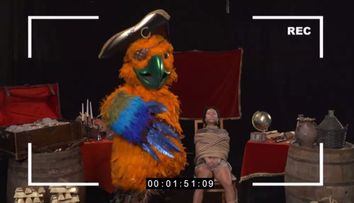 Papagalul se întoarce la Masked Singer România și ia ostatic unul dintre detectivi