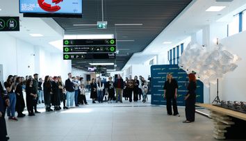 Moment unic pe Aeroportul Iași, în ziua istorică a României în Air Schengen. Călătorii, întâmpinați cu o expoziție inedită a Romanian Creative Week