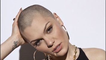 Dupa ce s-a ras in cap, Jessie J pare arata perfect cu o noua culoare a parului. Cantareata s-a pozat in vacanta in costum de baie si arata mai mult decat senzational